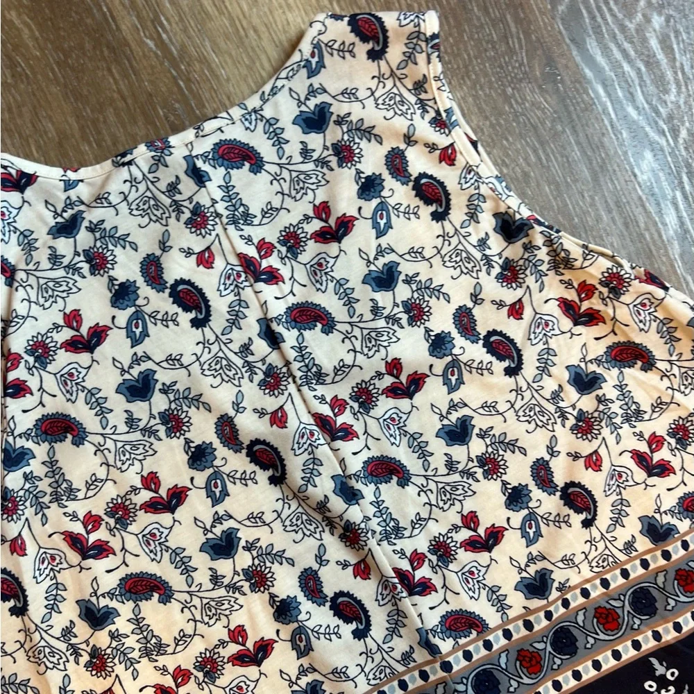 Cute sleeveless, v neck‎ print dress size LARGE,